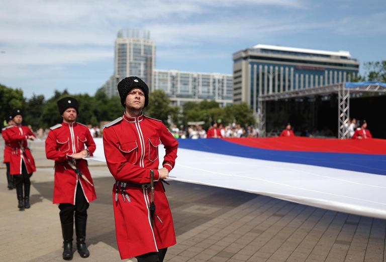 Поднятие государственного флага на главной городской площади в День России в Краснодаре Поднятие государственного флага на главной городской площади в День России в Краснодаре