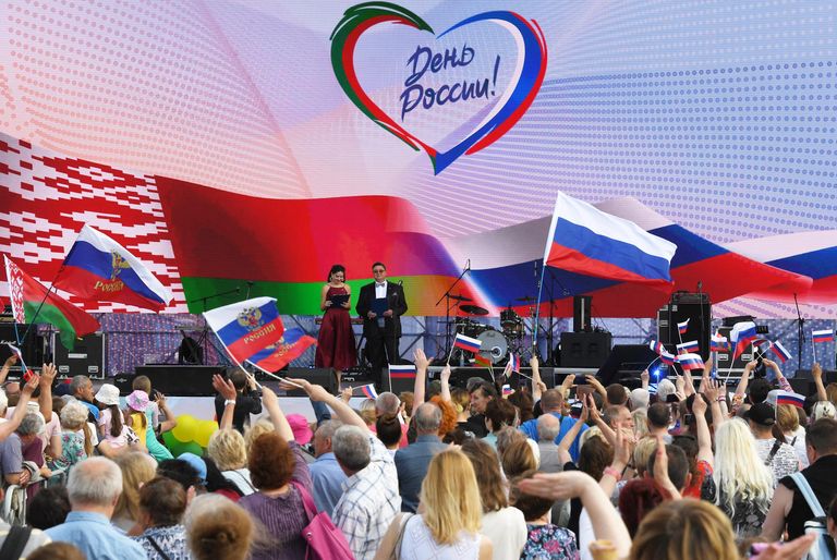 Ведущие на праздничном концерте в честь Дня России в Минске Ведущие на праздничном концерте в честь Дня России в Минске