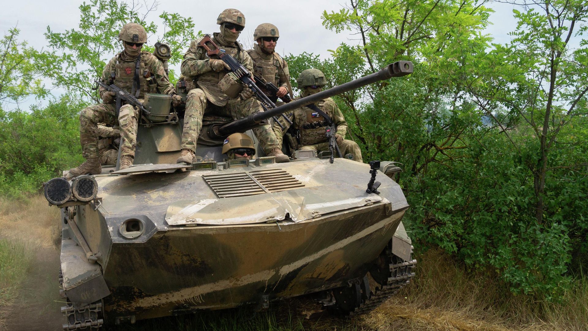 Служащие подразделений ВДВ ВС РФ на боевой машине десанта БМД-2 под Николаевом Служащие подразделений ВДВ ВС РФ на боевой машине десанта БМД-2 под Николаевом - РИА Новости, 1920, 13.06.2022
