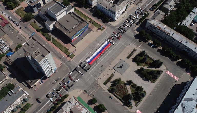 Участники общественной организации Мир Луганщины выложили надпись Вместе мы Россия Участники общественной организации Мир Луганщины выложили надпись Вместе мы Россия