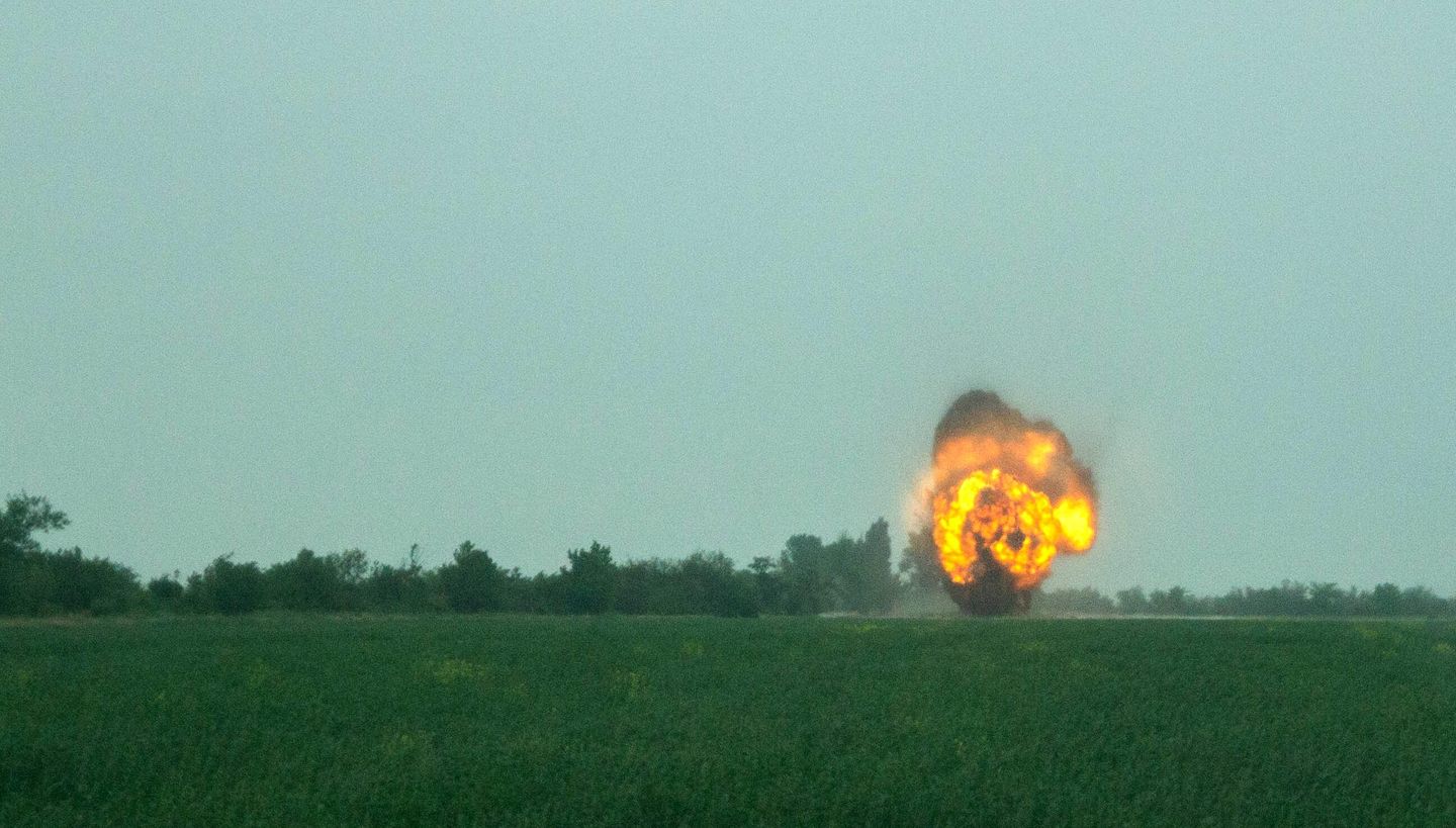 Подрыв боеприпасов, брошенных  ВСУ под Николаевом