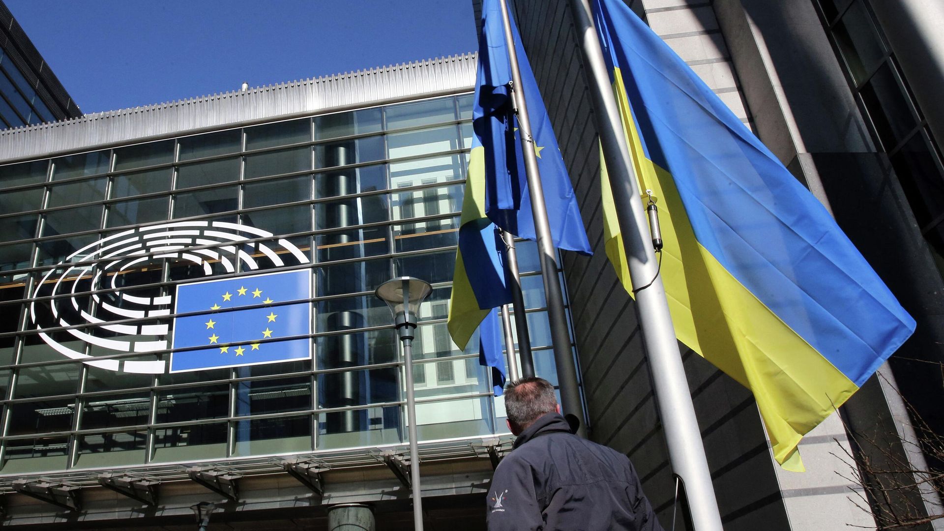 Флаг Украины возле здания Европейского парламента в Брюсселе Флаг Украины возле здания Европейского парламента в Брюсселе - РИА Новости, 1920, 13.06.2022