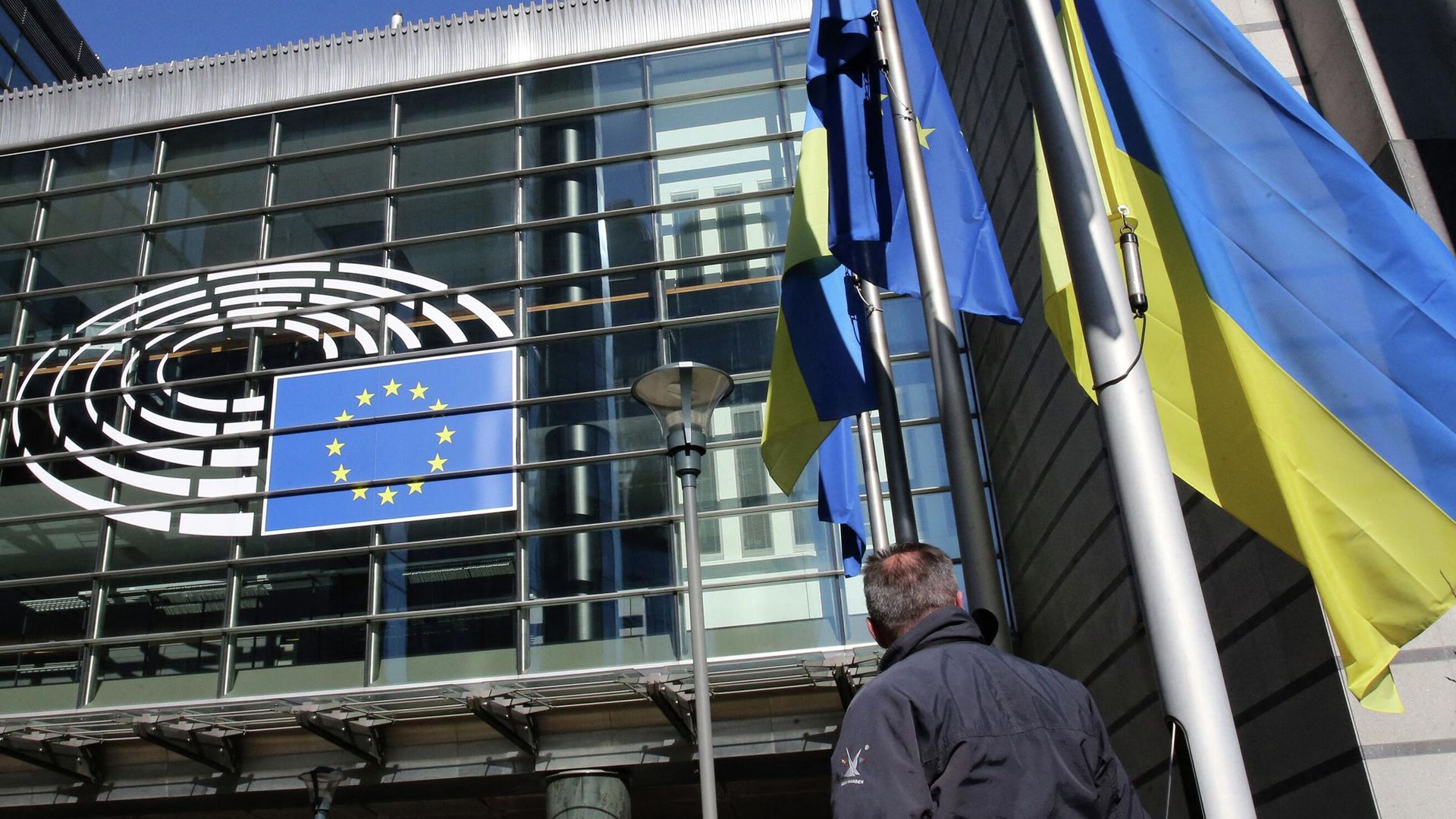 Флаг Украины возле здания Европейского парламента в Брюсселе Флаг Украины возле здания Европейского парламента в Брюсселе - РИА Новости, 1920, 13.06.2022