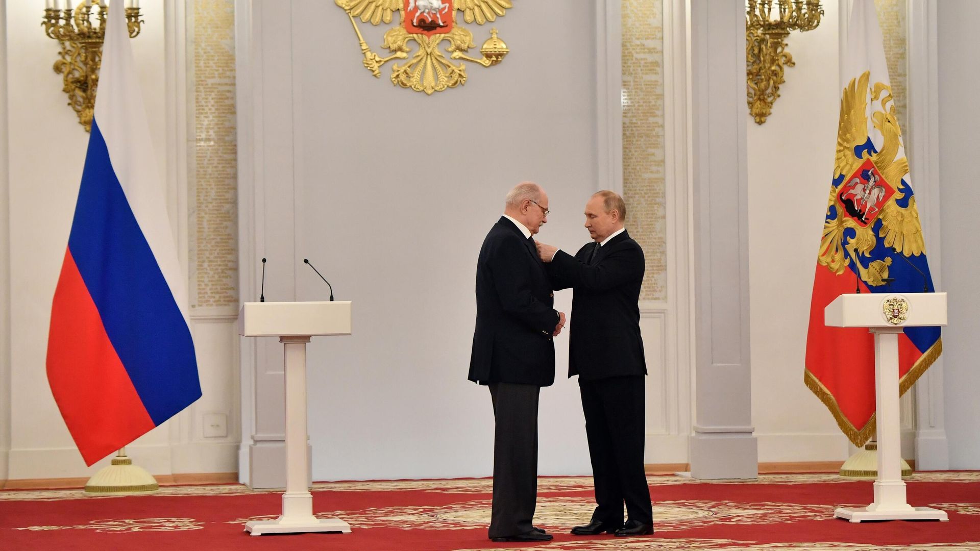 Президент РФ Владимир Путин и председатель Российского Фонда Культуры, кинорежиссер Никита Михалков, награжденный золотой медалью Герой Труда РФ Президент РФ Владимир Путин и председатель Российского Фонда Культуры, кинорежиссер Никита Михалков, награжденный золотой медалью Герой Труда РФ - РИА Новости, 1920, 12.06.2022