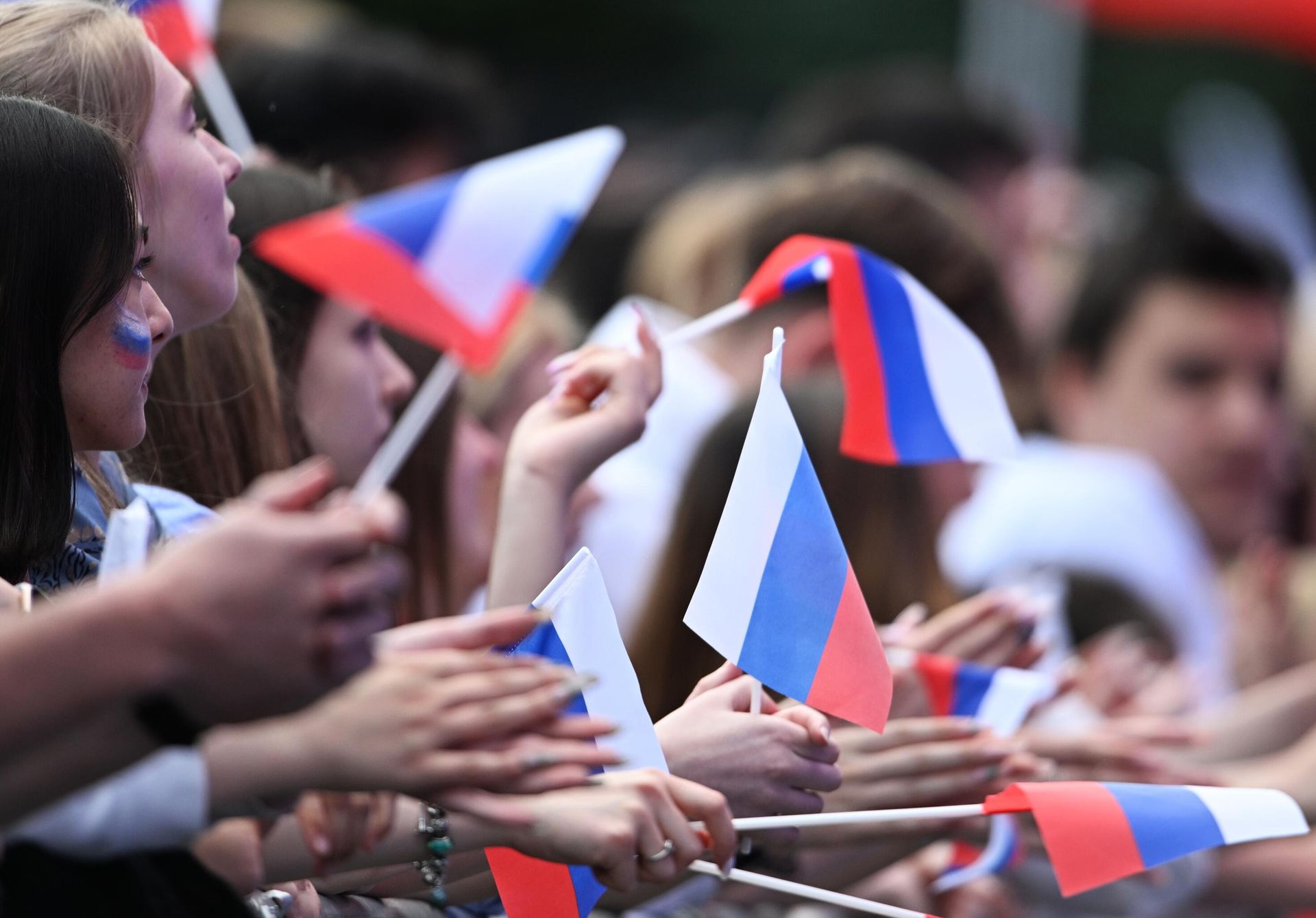 Жители Москвы на праздничном концерте в честь Дня России на Красной площади Жители Москвы на праздничном концерте в честь Дня России на Красной площади - РИА Новости, 1920, 02.05.2023