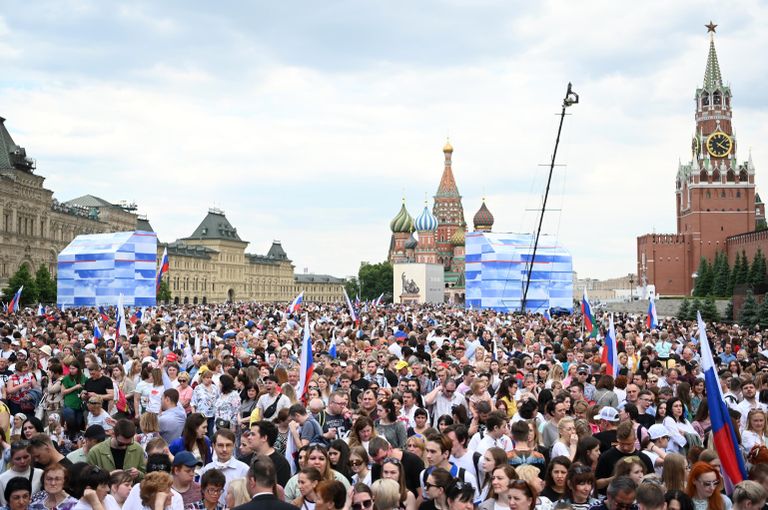 Жители Москвы на праздничном концерте в честь Дня России на Красной площади Жители Москвы на праздничном концерте в честь Дня России на Красной площади