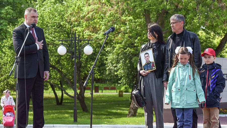 Юрий Зайцев вручил родителям погибшего Дамира Шаймарданова Звезду Героя России Юрий Зайцев вручил родителям погибшего Дамира Шаймарданова Звезду Героя России - РИА Новости, 1920, 12.06.2022