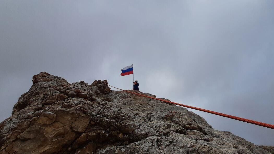 Сотрудники ГУ МЧС России по Дагестану установили российский флаг на горе Шалбуздаг Сотрудники ГУ МЧС России по Дагестану установили российский флаг на горе Шалбуздаг - РИА Новости, 1920, 12.06.2022