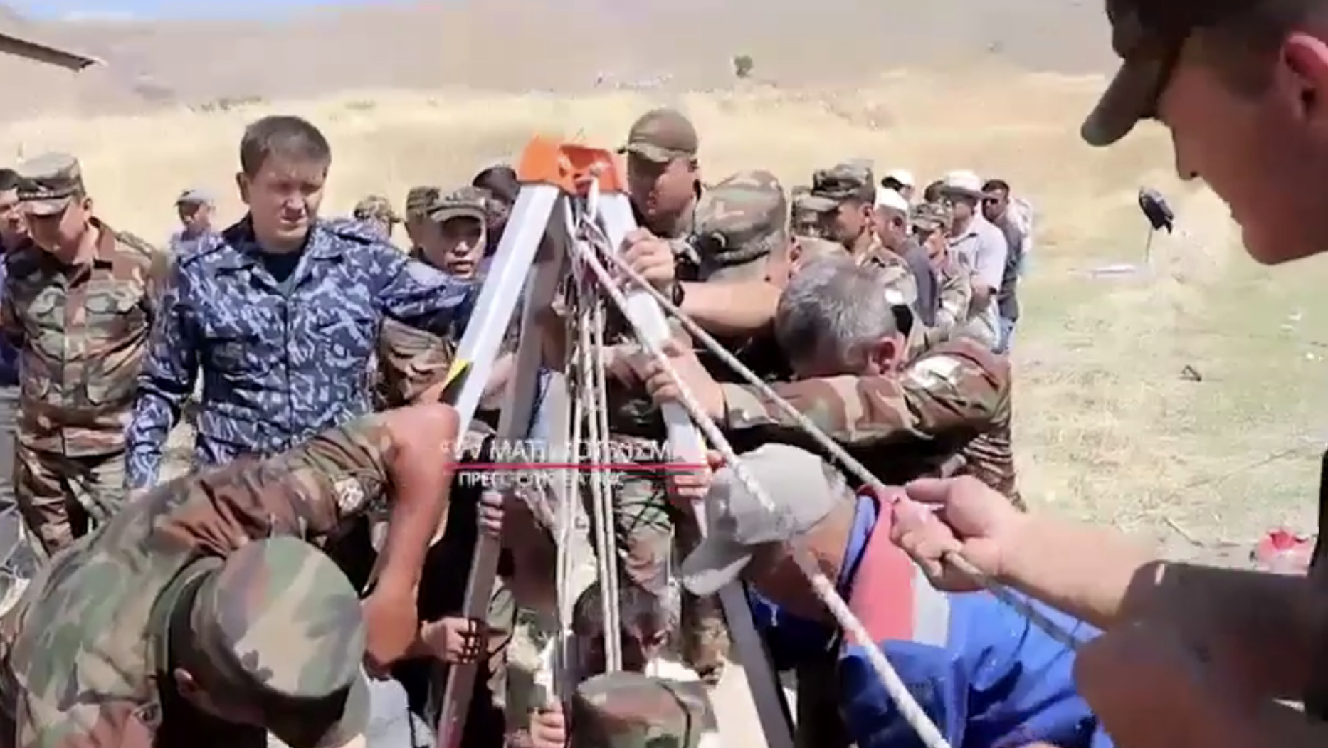 В Узбекистане маленький мальчик почти сутки провел в скважине В Узбекистане маленький мальчик почти сутки провел в скважине - РИА Новости, 1920, 13.06.2022