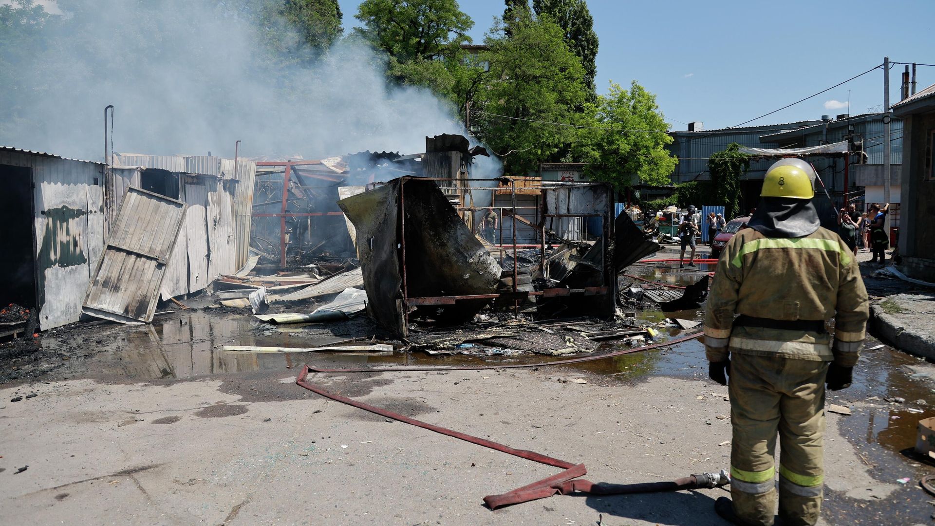 Сгоревшие палатки на рынке в Буденновском районе Донецка после обстрелов со стороны ВСУ Сгоревшие палатки на рынке в Буденновском районе Донецка после обстрелов со стороны ВСУ - РИА Новости, 1920, 13.06.2022
