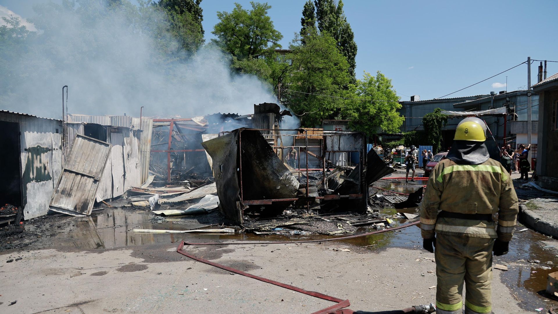 Сгоревшие палатки на рынке в Буденновском районе Донецка после обстрелов со стороны ВСУ Сгоревшие палатки на рынке в Буденновском районе Донецка после обстрелов со стороны ВСУ - РИА Новости, 1920, 13.06.2022