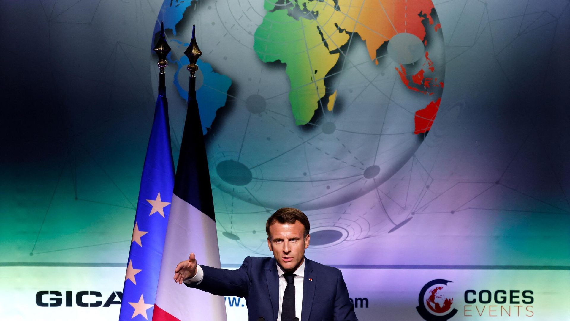 Макрон во время выступления на открытии выставки оружейной промышленности Eurosatory 2022 Макрон во время выступления на открытии выставки оружейной промышленности Eurosatory 2022 - РИА Новости, 1920, 13.06.2022