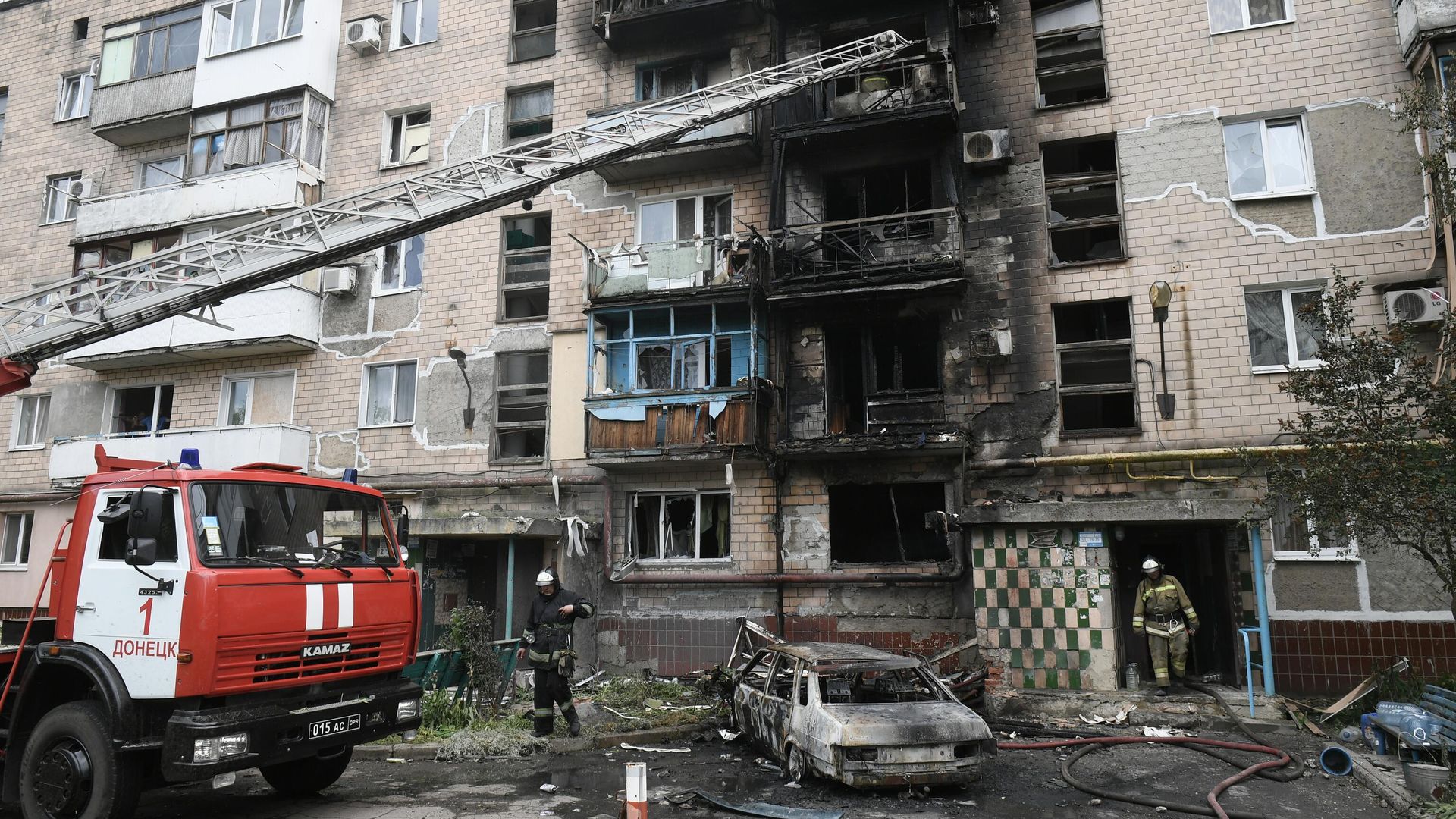 Жилой дом, где возник пожар в результате обстрелов со стороны ВСУ Донецка Жилой дом, где возник пожар в результате обстрелов со стороны ВСУ Донецка - РИА Новости, 1920, 18.06.2022