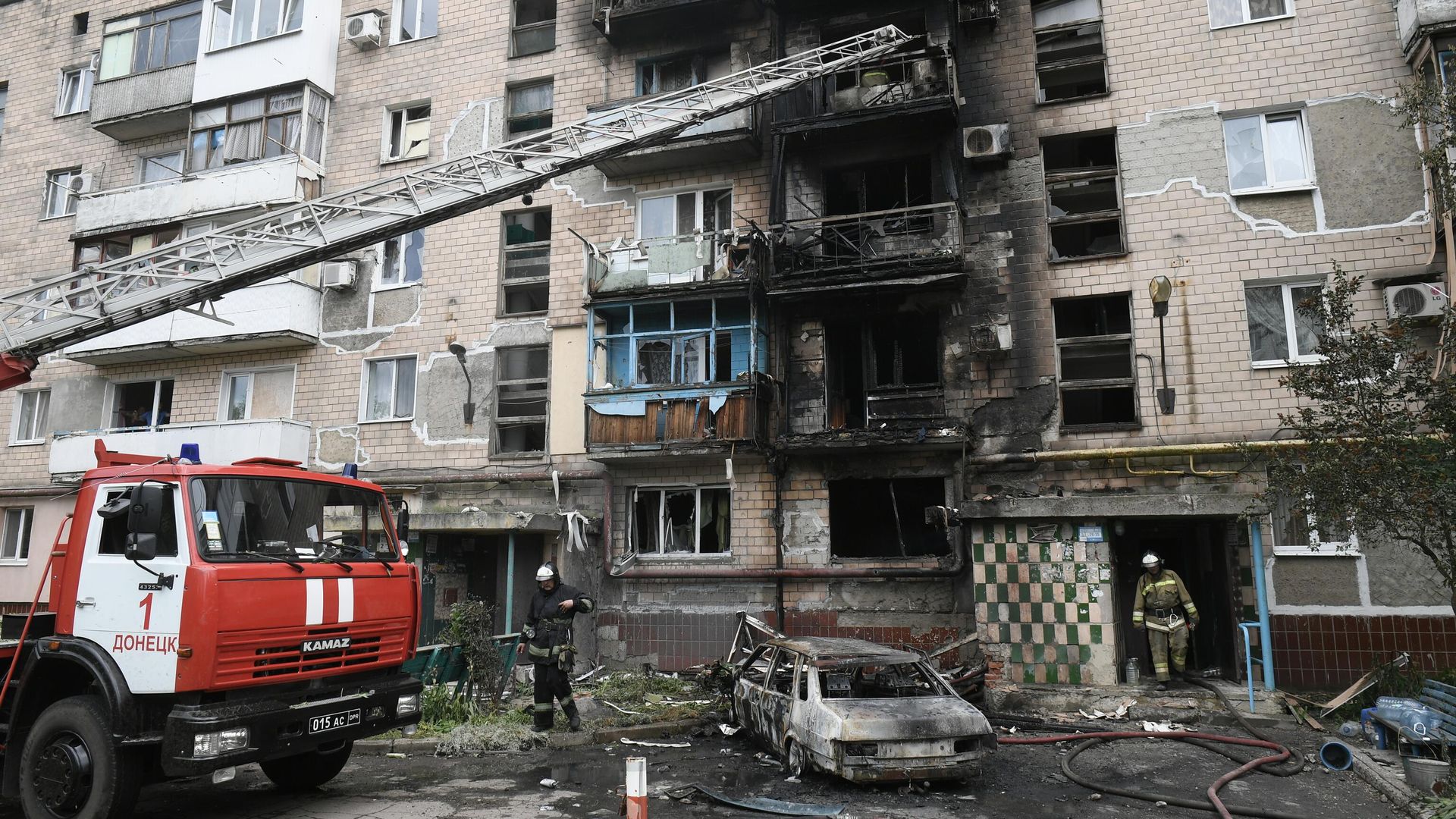 Жилой дом, где возник пожар в результате обстрелов со стороны ВСУ Донецка Жилой дом, где возник пожар в результате обстрелов со стороны ВСУ Донецка - РИА Новости, 1920, 25.06.2022