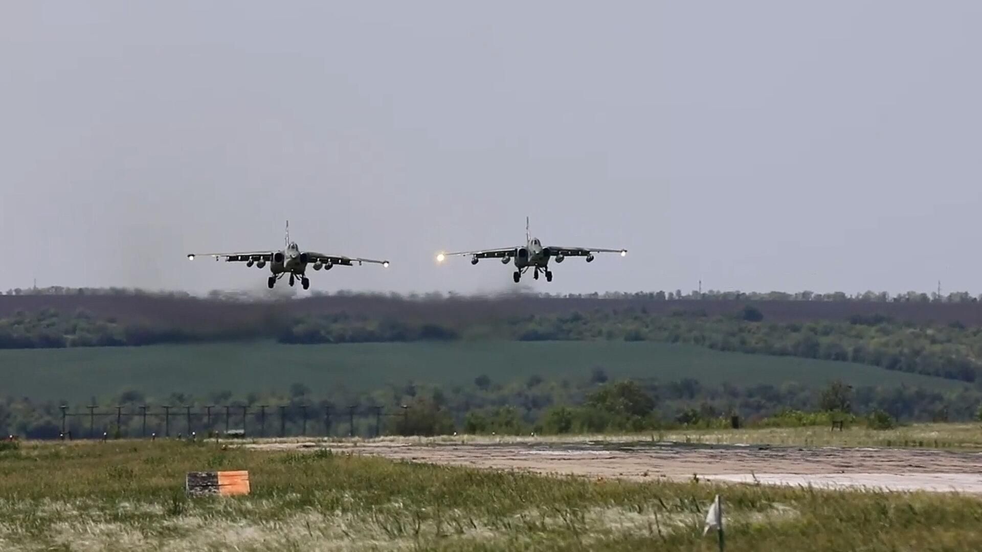 Кадры боевой работы штурмовиков Су-25. Видео Минобороны РФ Кадры боевой работы штурмовиков Су-25. Видео Минобороны РФ - РИА Новости, 1920, 14.06.2022