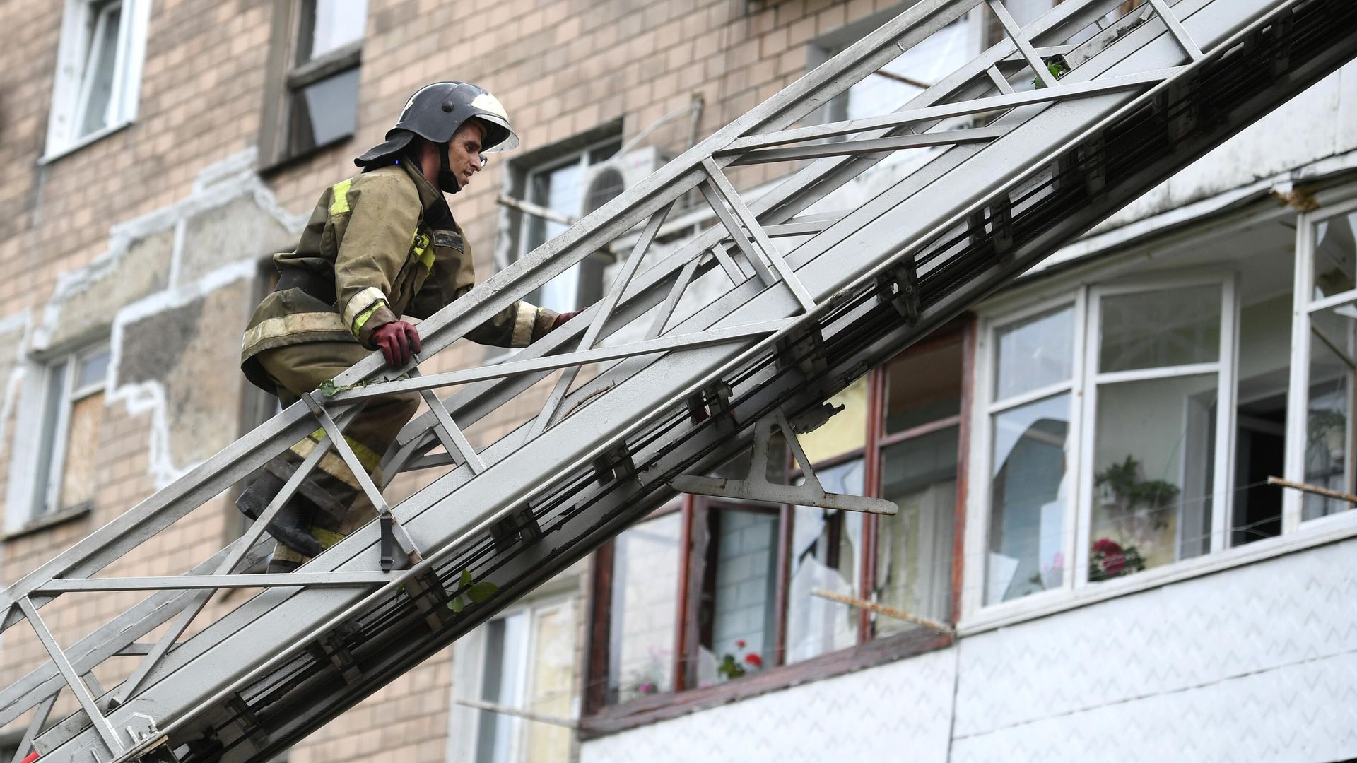 Сотрудник МЧС ДНР на стреле пожарной машины во время ликвидации последствий обстрелов со стороны ВСУ - РИА Новости, 1920, 30.08.2022