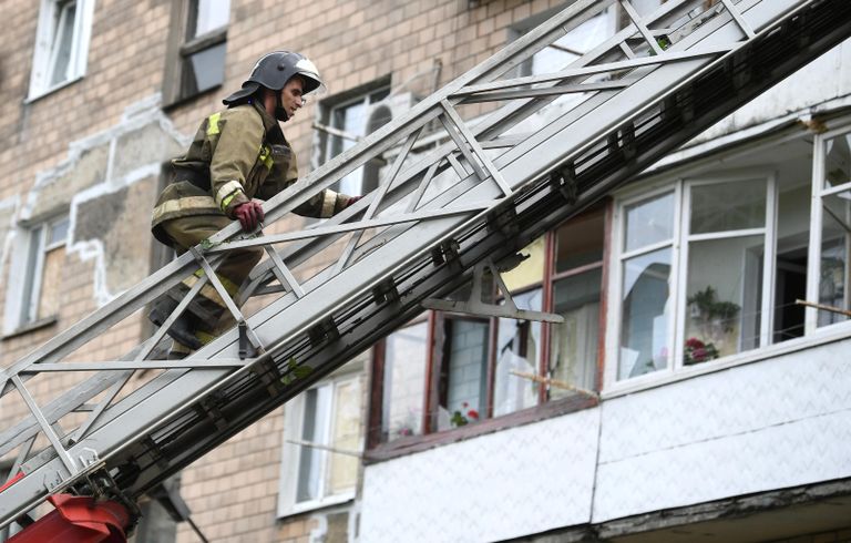 Сотрудник МЧС ДНР на стреле пожарной машины во время ликвидации последствий обстрелов со стороны ВСУ Донецка Сотрудник МЧС ДНР на стреле пожарной машины во время ликвидации последствий обстрелов со стороны ВСУ Донецка