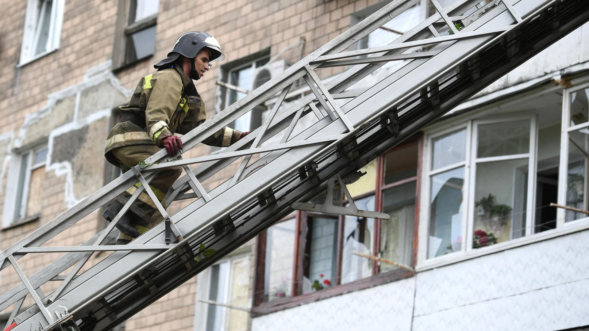 Сотрудник МЧС ДНР на стреле пожарной машины во время ликвидации последствий обстрелов со стороны ВСУ Донецка Сотрудник МЧС ДНР на стреле пожарной машины во время ликвидации последствий обстрелов со стороны ВСУ Донецка - РИА Новости, 1920, 10.07.2022