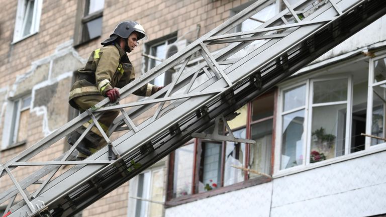 Сотрудник МЧС ДНР на стреле пожарной машины во время ликвидации последствий обстрелов со стороны ВСУ Донецка