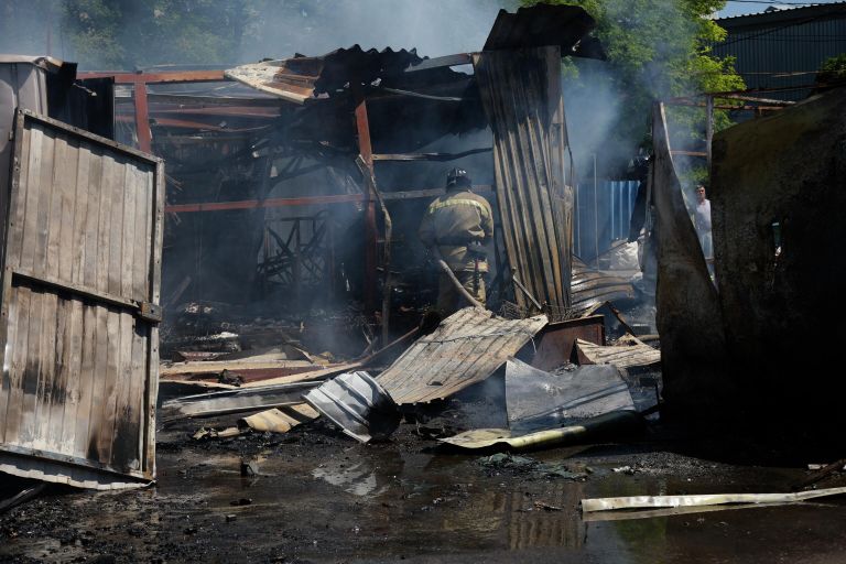 Сгоревшие палатки на рынке в Буденновском районе Донецка после обстрелов со стороны ВСУ Сгоревшие палатки на рынке в Буденновском районе Донецка после обстрелов со стороны ВСУ