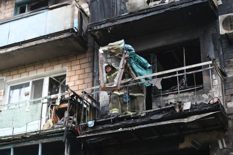 Сотрудник МЧС ДНР выкидывает вещи с балкона дома, сгоревшего в результате обстрелов со стороны ВСУ Донецка Сотрудник МЧС ДНР выкидывает вещи с балкона дома, сгоревшего в результате обстрелов со стороны ВСУ Донецка