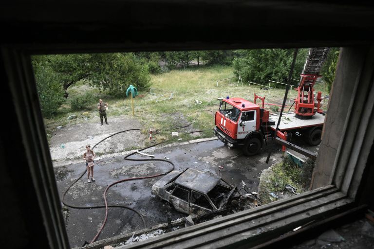Машина МЧС ДНР возле дома, где возник пожар в результате обстрелов со стороны ВСУ Донецка Машина МЧС ДНР возле дома, где возник пожар в результате обстрелов со стороны ВСУ Донецка