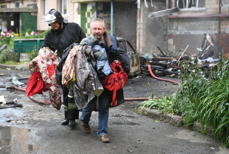 Мужчина выносит уцелевшие вещи из дома, где возник пожар в результате обстрелов со стороны ВСУ Донецка Мужчина выносит уцелевшие вещи из дома, где возник пожар в результате обстрелов со стороны ВСУ Донецка