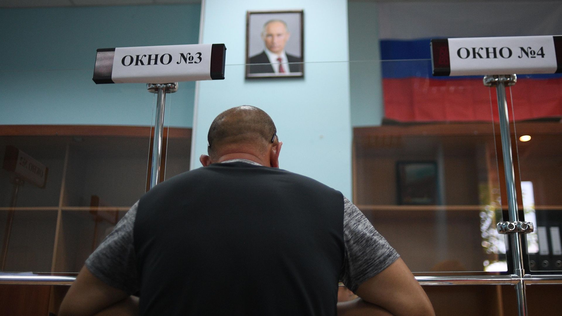 Мужчина оформляет документы в паспортном столе на освобожденной территории Украины Мужчина оформляет документы в паспортном столе на освобожденной территории Украины - РИА Новости, 1920, 15.06.2022