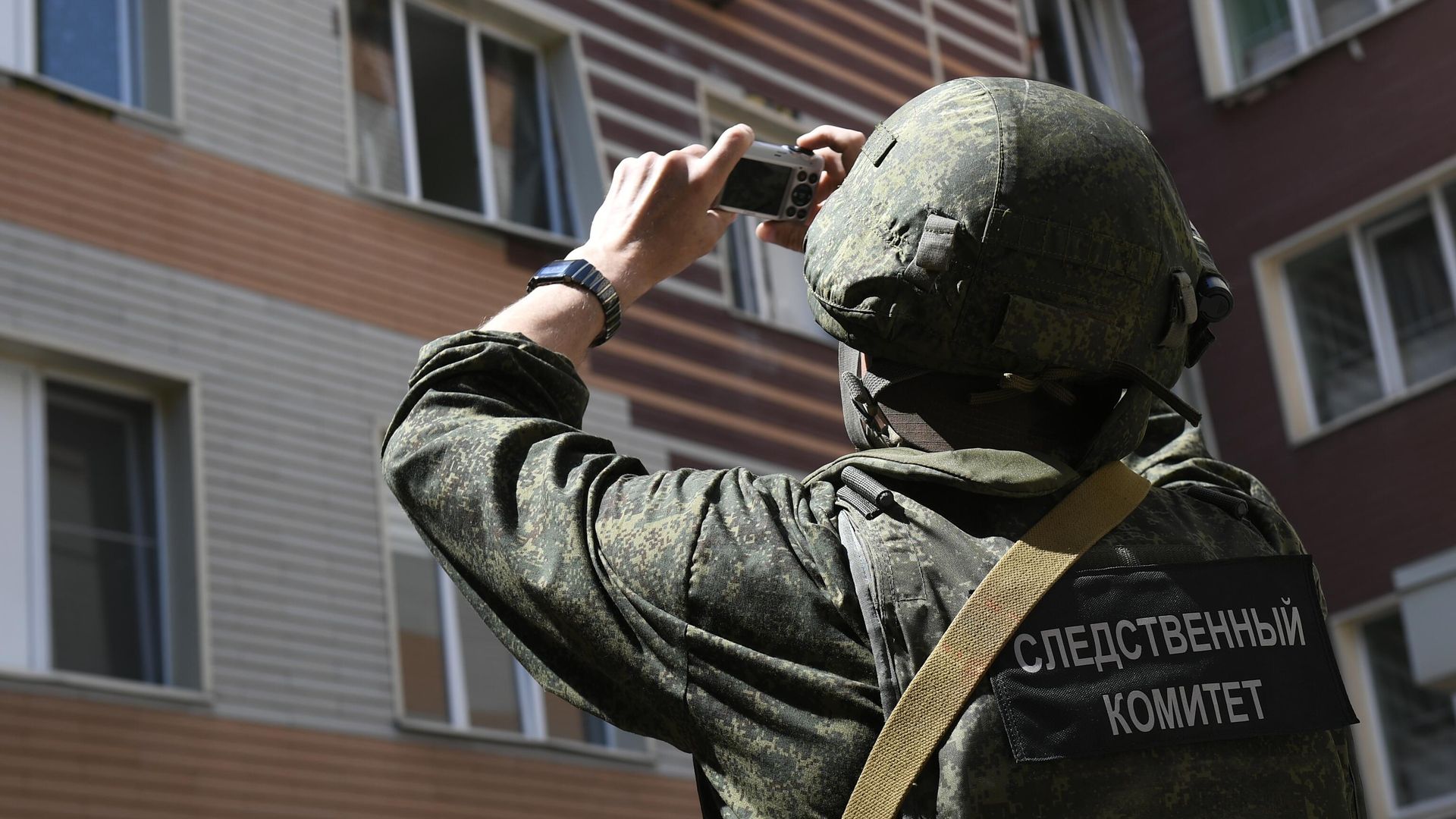 Сотрудник Следственного комитета фиксирует последствия попадания снаряда ВСУ в крышу роддома в Донецке Сотрудник Следственного комитета фиксирует последствия попадания снаряда ВСУ в крышу роддома в Донецке - РИА Новости, 1920, 18.06.2022