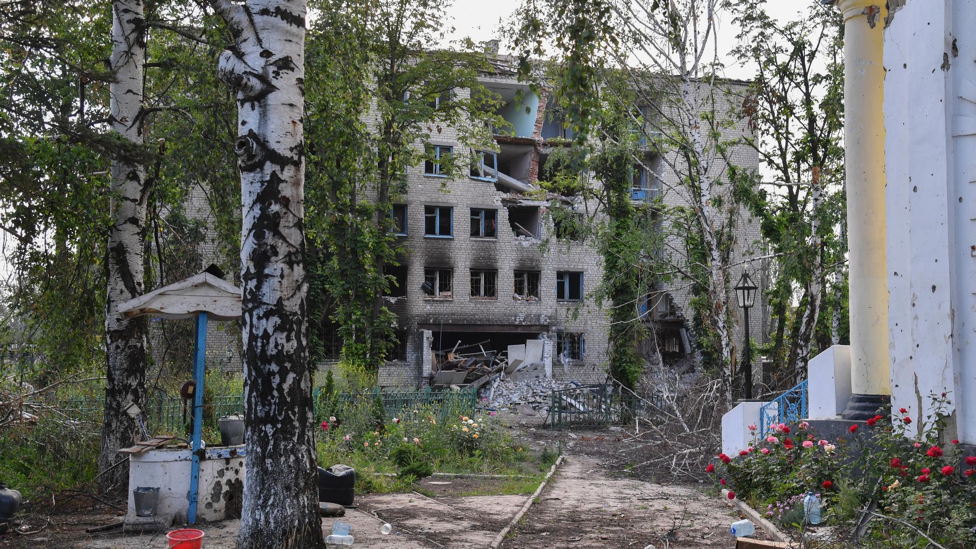 Разрушенный жилой дом в городе Попасная, перешедшем под контроль войск ЛНР - РИА Новости, 1920, 17.06.2022