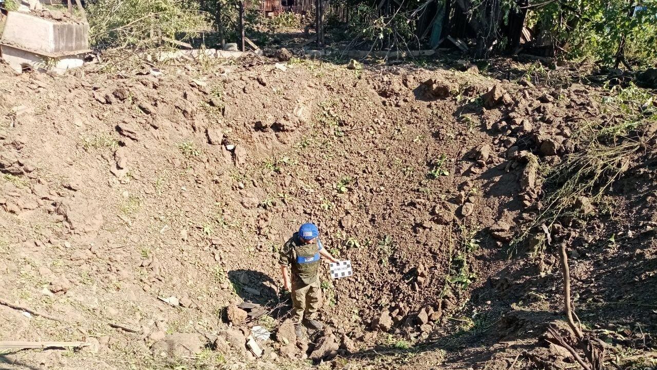 Воронка на месте попадания ракеты ТРК Точка-У в городе Красный Луч Воронка на месте попадания ракеты ТРК Точка-У в городе Красный Луч - РИА Новости, 1920, 02.07.2022