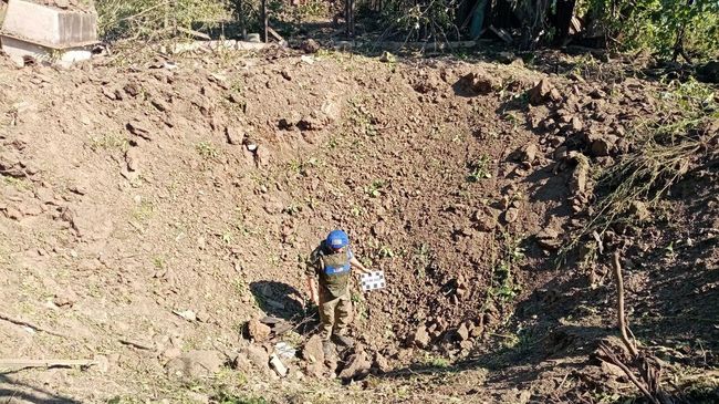 Воронка на месте попадания ракеты ТРК Точка-У 