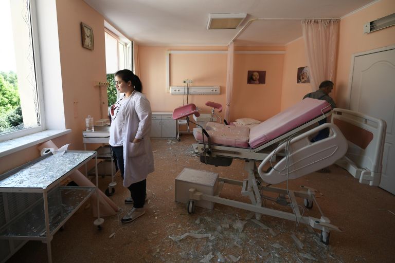 Родильное отделение Донецкого республиканского центра охраны материнства и детства, пострадавшего в результате попадания снаряда ВСУ в крышу здания. Рожениц эвакуировали в подвал Родильное отделение Донецкого республиканского центра охраны материнства и детства, пострадавшего в результате попадания снаряда ВСУ в крышу здания. Рожениц эвакуировали в подвал