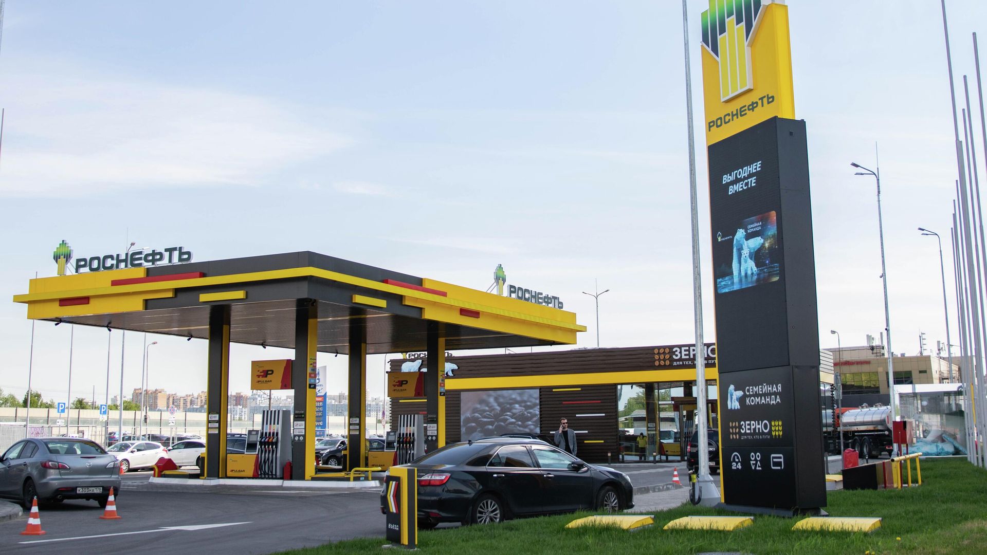 Первый автозаправочный комплекс Роснефти нового формата Зерно в Санкт-Петербурге Первый автозаправочный комплекс Роснефти нового формата Зерно в Санкт-Петербурге - РИА Новости, 1920, 14.06.2022