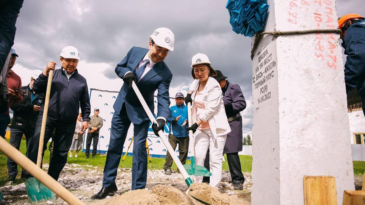 Первую сваю новой школы установили в пострадавшем от лесных пожаров селе в Якутии Первую сваю новой школы установили в пострадавшем от лесных пожаров селе в Якутии - РИА Новости, 1920, 14.06.2022