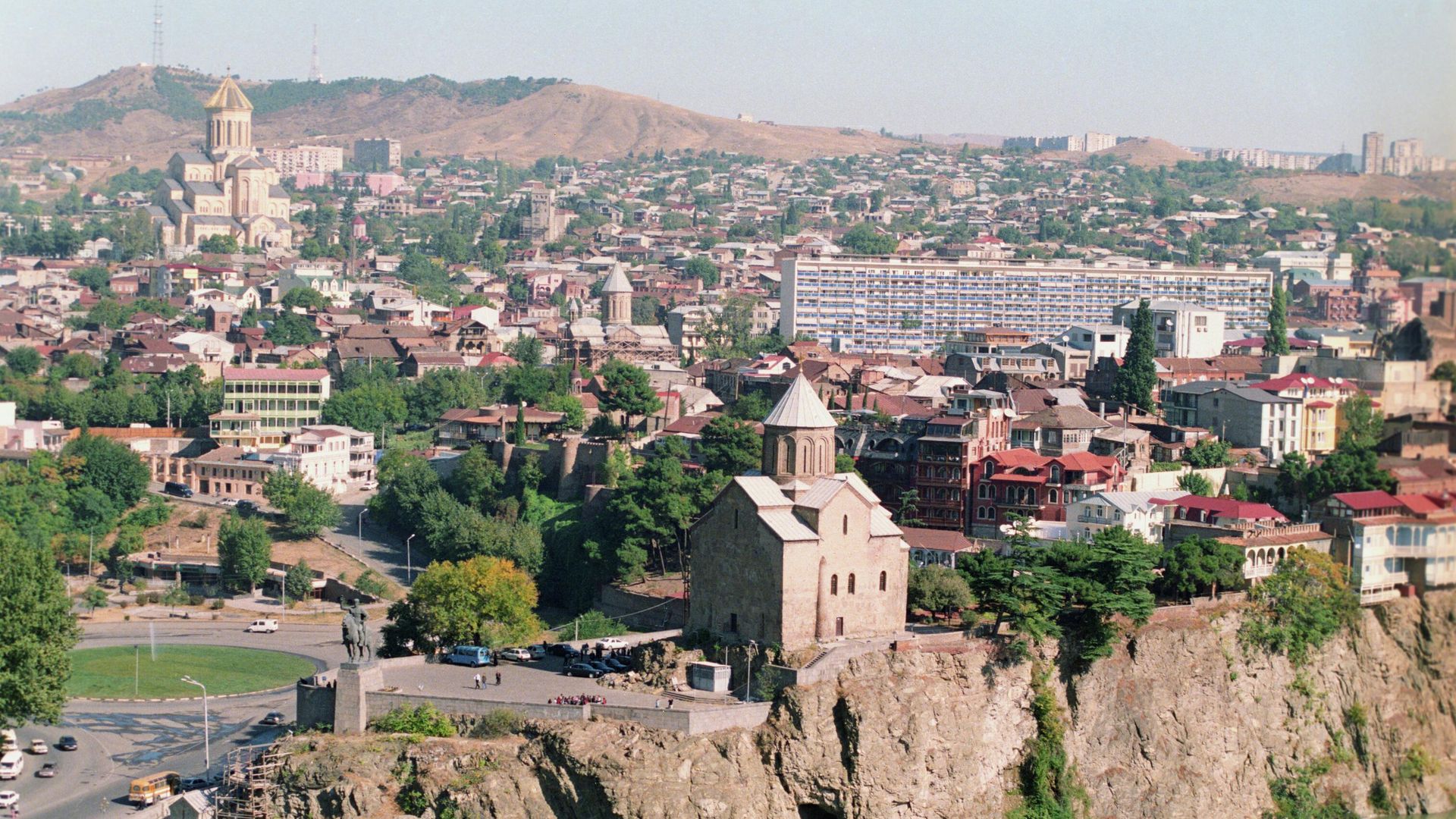 Панорама Тбилиси. На переднем плане — храм Метехи, на заднем — православный кафедральный собор Цминда Самеба Панорама Тбилиси. На переднем плане — храм Метехи, на заднем — православный кафедральный собор Цминда Самеба - РИА Новости, 1920, 10.07.2024