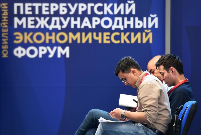 Участники в центре аккредитации Петербургского международного экономического форума – 2022 в Санкт-Петербурге