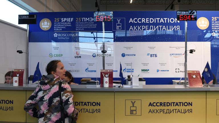 В центре аккредитации Петербургского международного экономического форума – 2022 в Санкт-Петербурге В центре аккредитации Петербургского международного экономического форума – 2022 в Санкт-Петербурге
