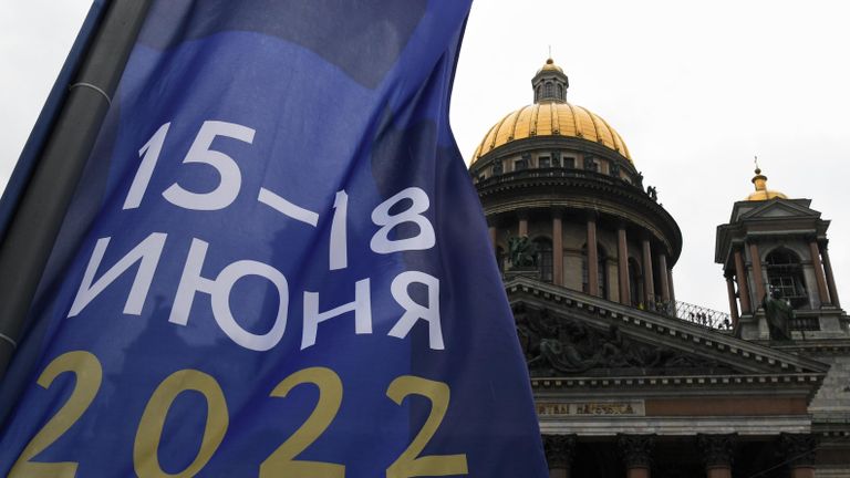 Флаг с символикой Петербургского международного экономического форума – 2022 на фоне Исаакиевского собора в Санкт-Петербурге Флаг с символикой Петербургского международного экономического форума – 2022 на фоне Исаакиевского собора в Санкт-Петербурге