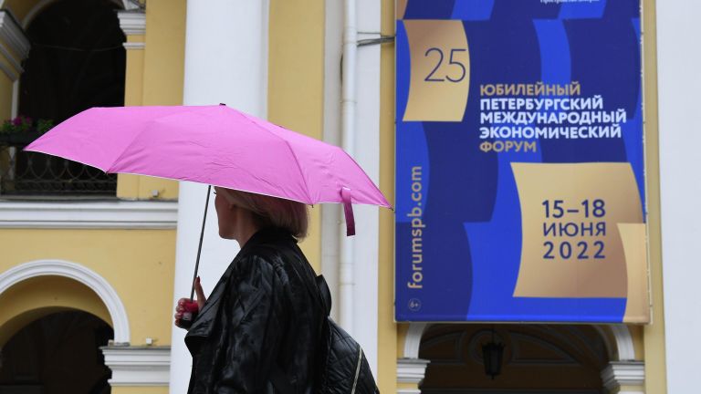 Баннер с символикой Петербургского международного экономического форума – 2022 на Невском проспекте в Санкт-Петербурге Баннер с символикой Петербургского международного экономического форума – 2022 на Невском проспекте в Санкт-Петербурге