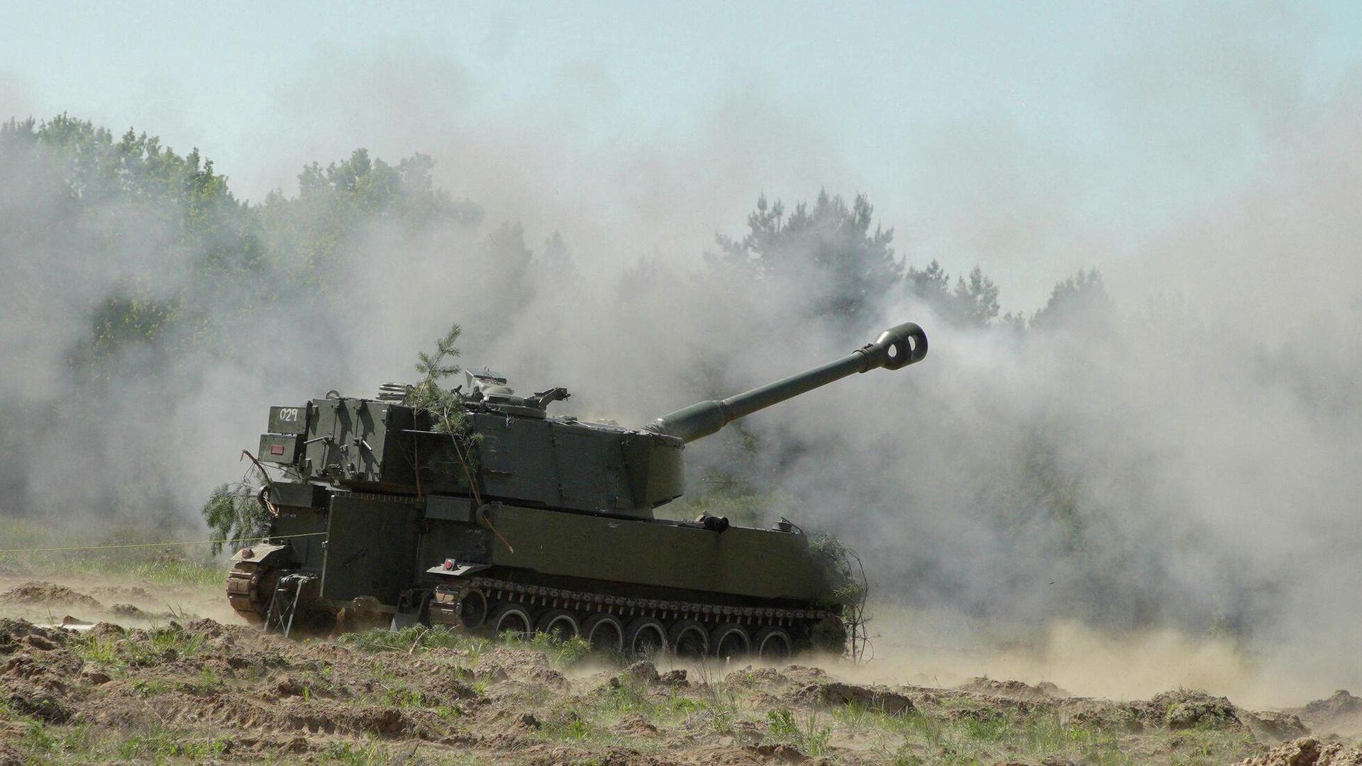 Самоходная гаубица М109А3, предоставленные Норвегией Украине, во время боевых действий  - РИА Новости, 1920, 14.06.2022