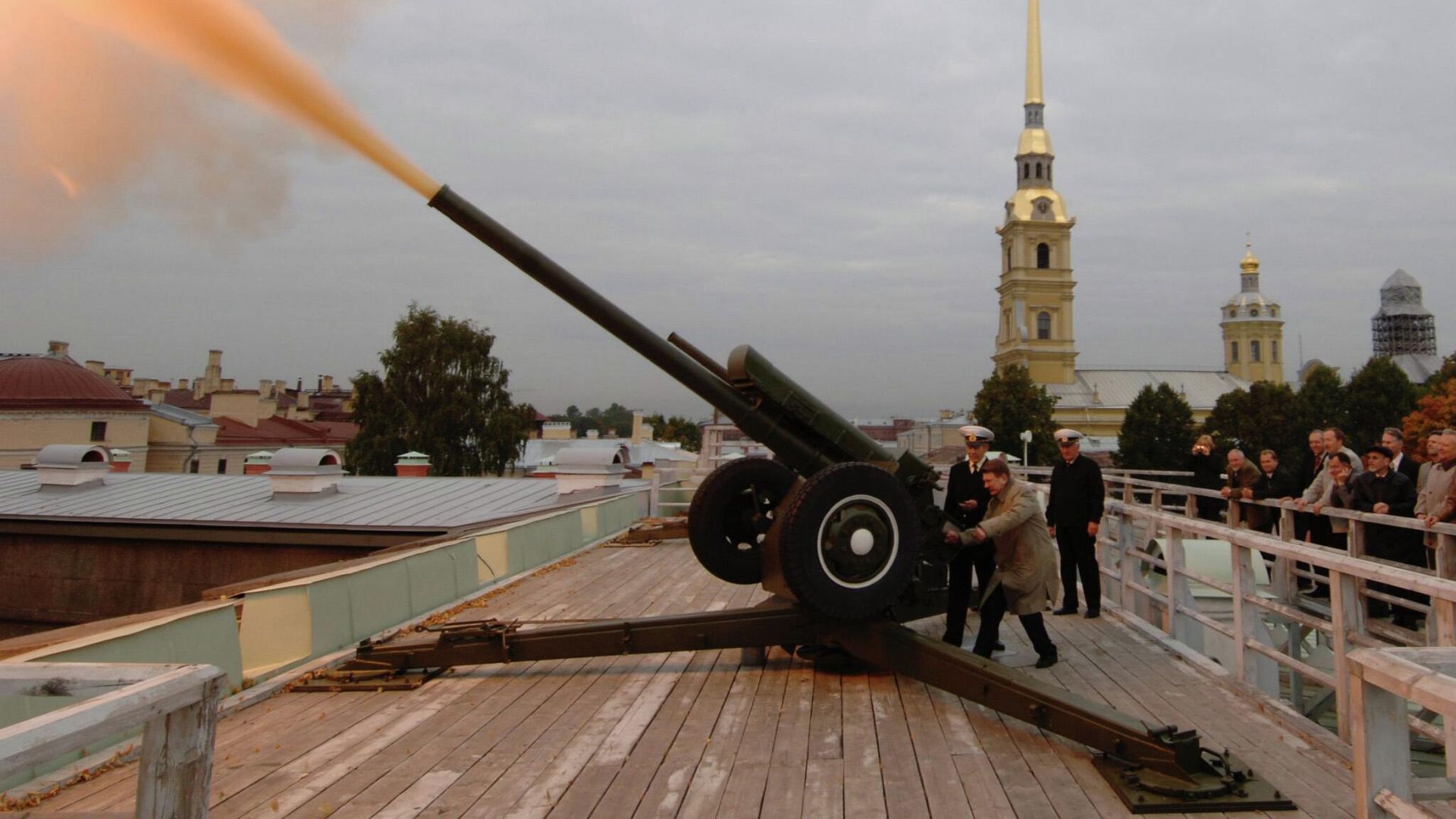 Выстрел из пушки, установленной на Нарышкином бастионе Петропавловской крепости Выстрел из пушки, установленной на Нарышкином бастионе Петропавловской крепости - РИА Новости, 1920, 28.07.2022