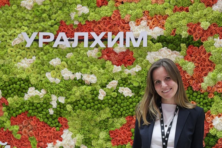 Девушка на стенде компании Уралхим на выставке XXV Петербургского международного экономического форума Девушка на стенде компании Уралхим на выставке XXV Петербургского международного экономического форума