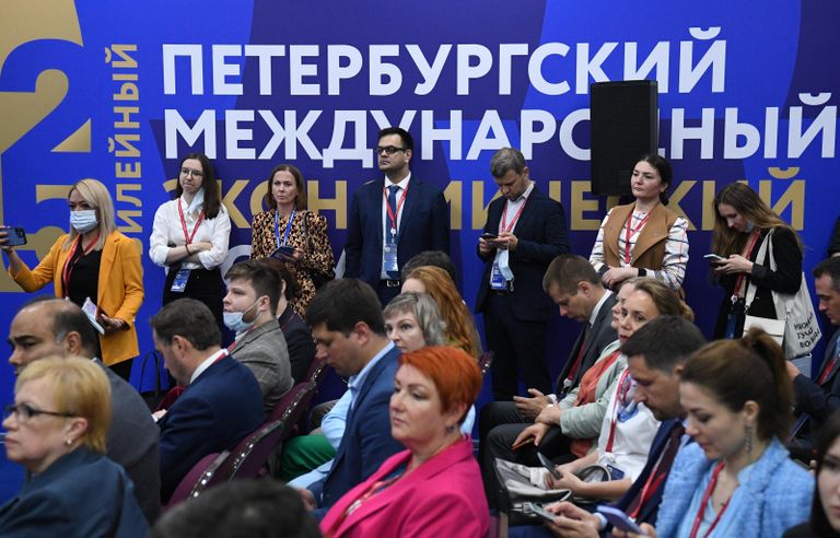 Участники сессии Фармацевтическая промышленность в России - перезагрузка-2030: курс на независимость в рамках XXV Петербургского международного экономического форума Участники сессии Фармацевтическая промышленность в России - перезагрузка-2030: курс на независимость в рамках XXV Петербургского международного экономического форума