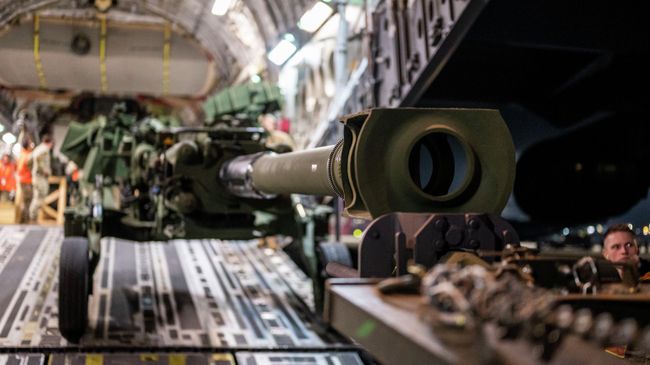 Выгрузка гаубиц M777 для ВСУ из самолета США