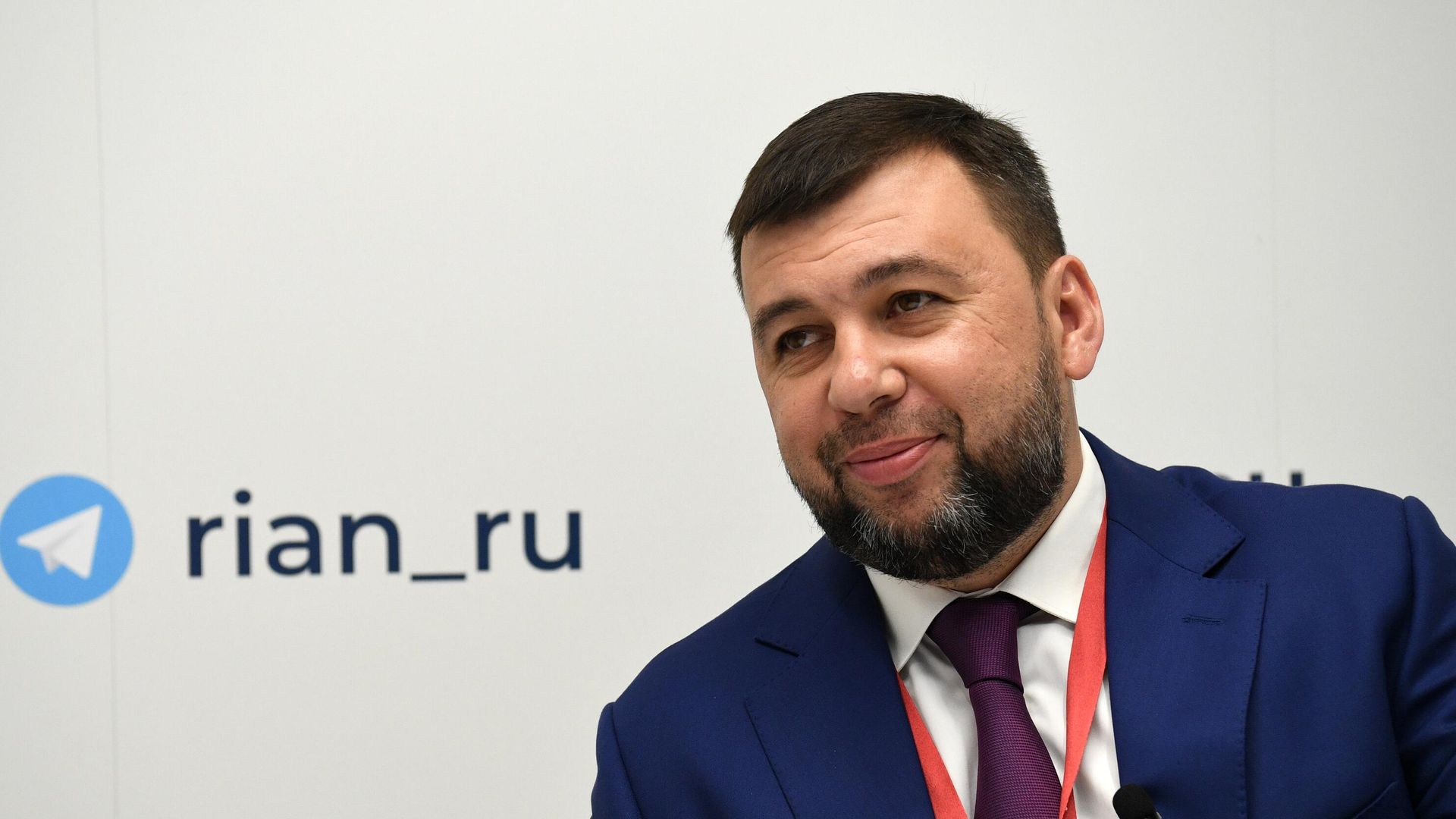Глава ДНР Денис Пушилин дает интервью на стенде РИА Новости, представленном на Петербургском международном экономическом форуме - 2022 - РИА Новости, 1920, 30.06.2022