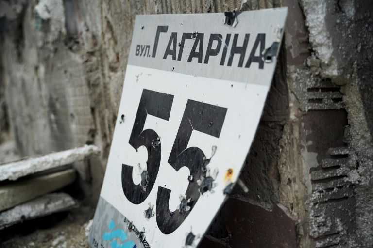 Поврежденная осколками адресная табличка на улице Гагарина в Северодонецке Поврежденная осколками адресная табличка на улице Гагарина в Северодонецке