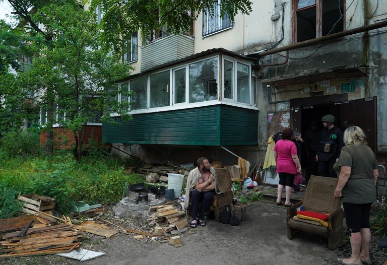 Местные жители возле подъезда жилого дома на одной из улиц Северодонецка Местные жители возле подъезда жилого дома на одной из улиц Северодонецка