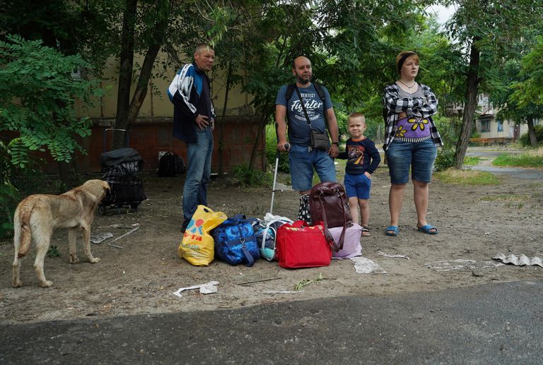 Местные жители ожидают эвакуации на одной из улиц в Северодонецке Местные жители ожидают эвакуации на одной из улиц в Северодонецке