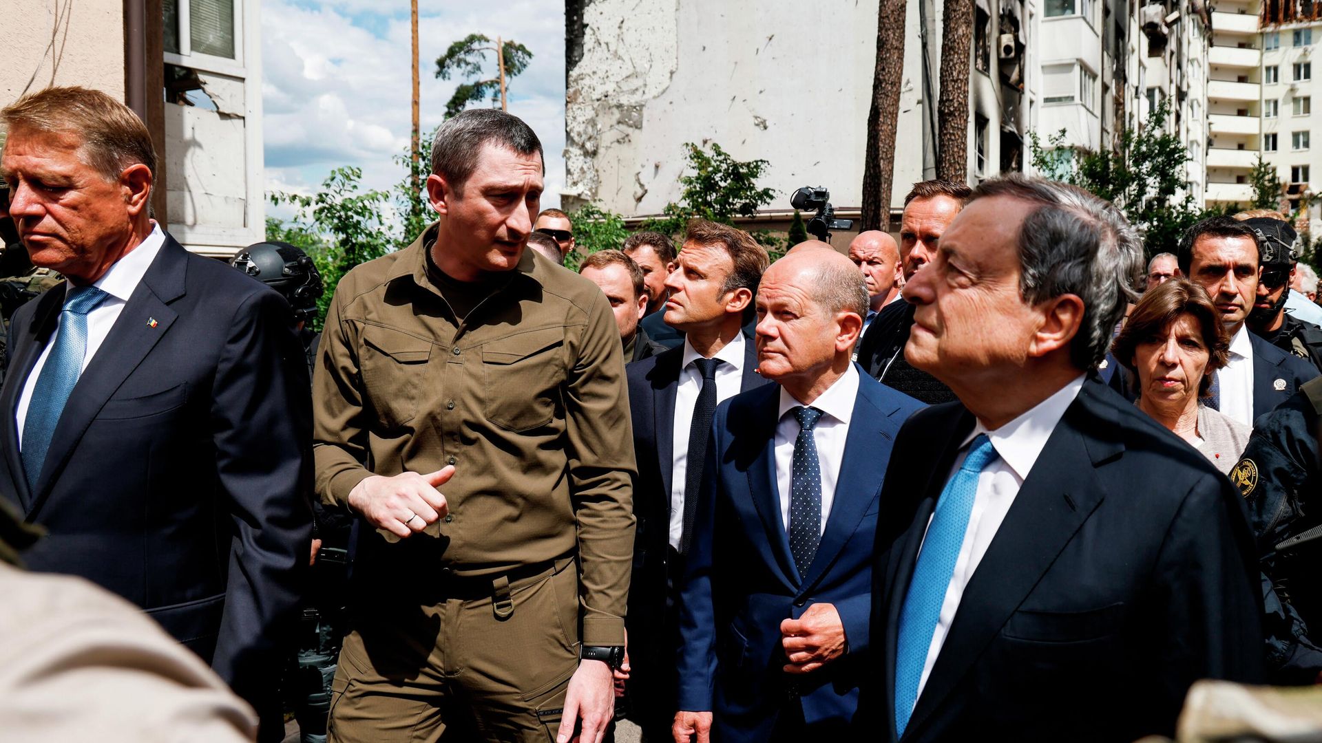 Президент Румынии Клаус Йоханнис, президент Франции Эммануэль Макрон, канцлер Германии Олаф Шольц и премьер-министр Италии Марио Драги в Ирпене - РИА Новости, 1920, 16.06.2022
